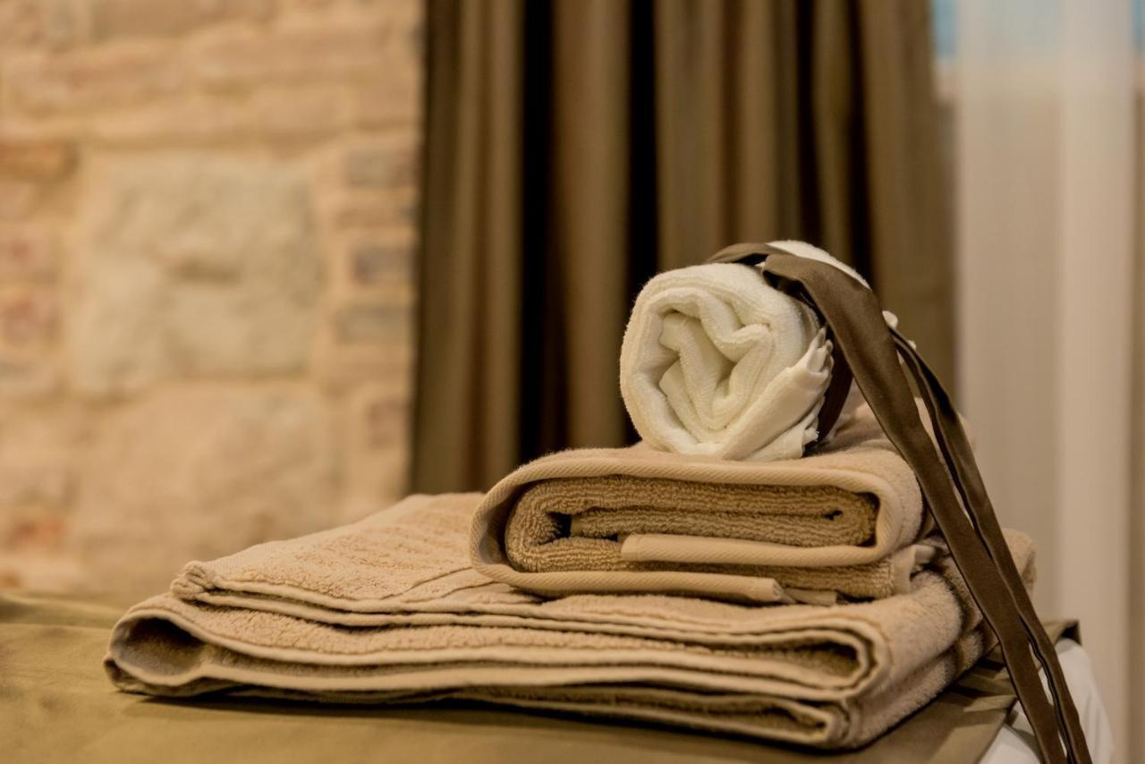 Annie'S Stone Studio & Room Split Bagian luar foto